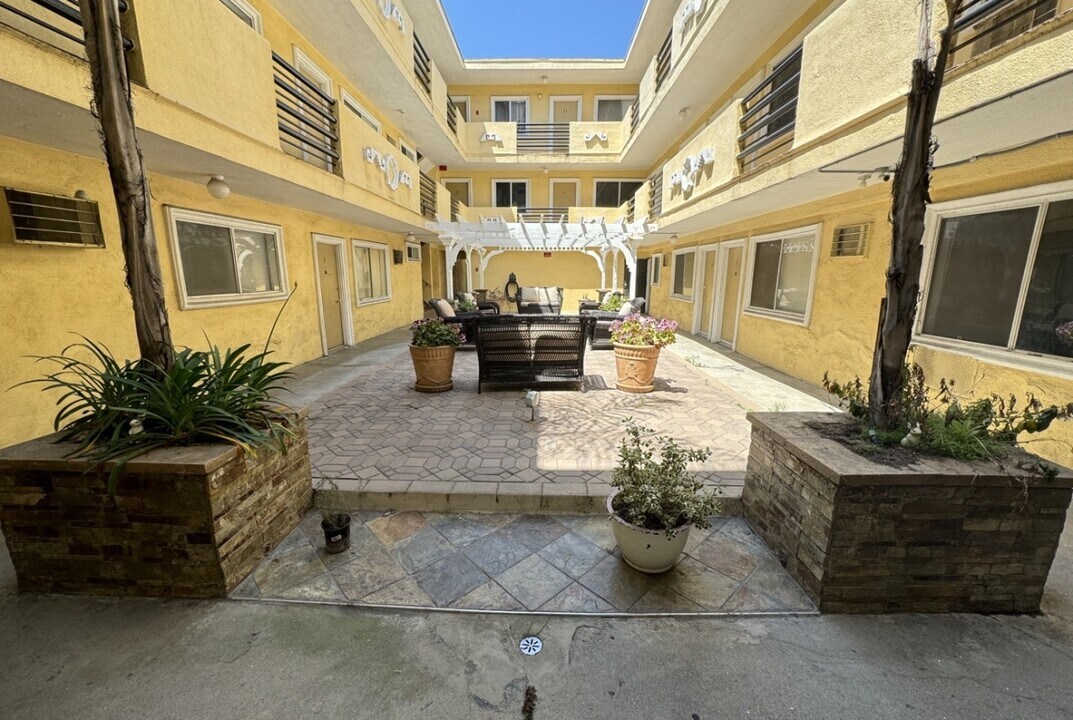 1831 Tamarind Ave in Los Angeles, CA - Building Photo
