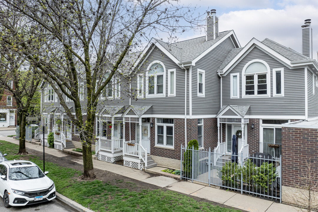 Hawthorne Court in Chicago, IL - Building Photo