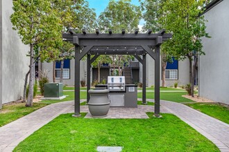 Twin Pines Apartments in Anaheim, CA - Foto de edificio - Building Photo