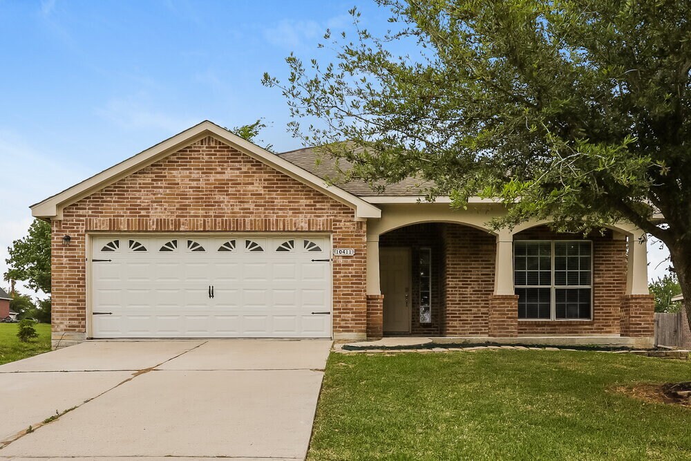 10411 Lucky Ln in Montgomery, TX - Building Photo