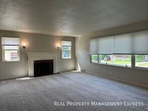 Cozy 4 Bedroom 3 Bathroom Home in Sioux Falls, SD - Foto de edificio - Building Photo