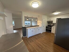 8655 Ashcroft Ave in Dallas, TX - Building Photo - Building Photo