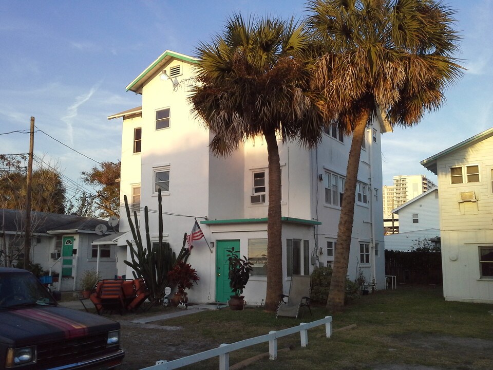 218 N Oleander Ave in Daytona Beach, FL - Foto de edificio