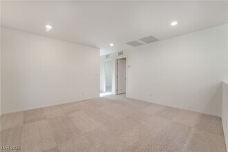 8678 Glen Echo Ave in Las Vegas, NV - Building Photo - Building Photo