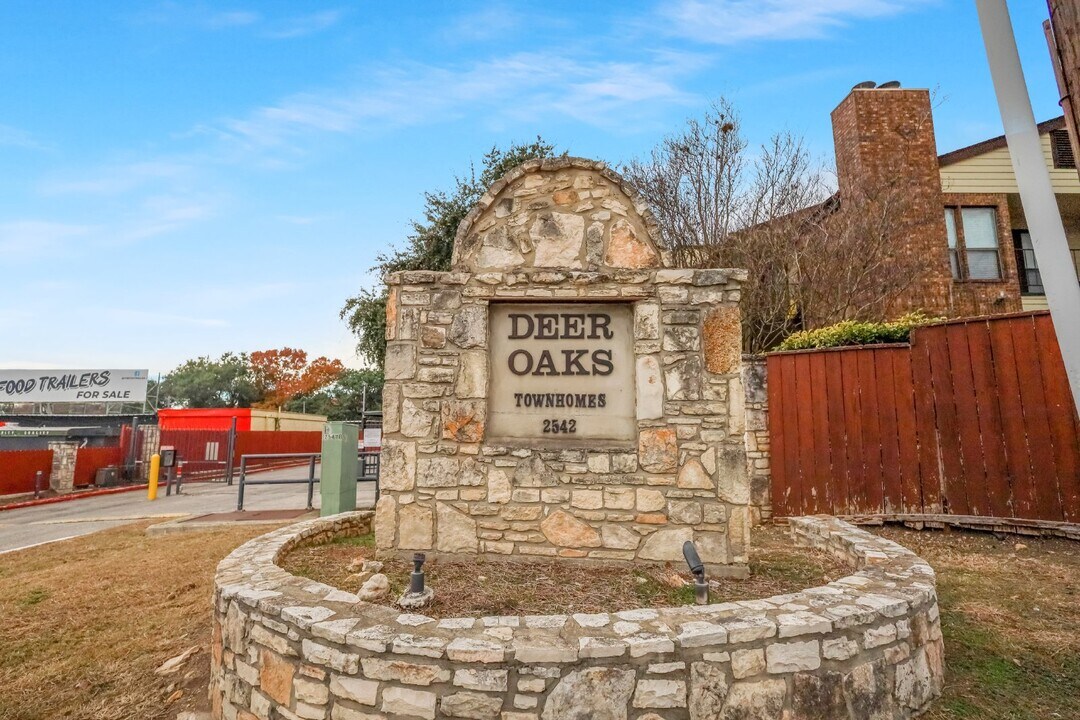 2542 Babcock Rd in San Antonio, TX - Building Photo