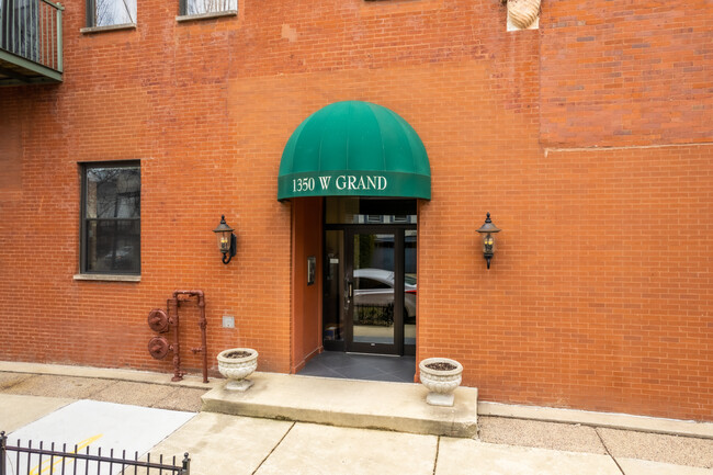 1350 W Grand Ave in Chicago, IL - Building Photo - Building Photo