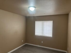 400 Fairway Dr in Modesto, CA - Building Photo - Building Photo