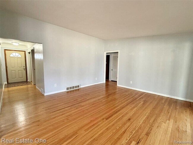 6845 Plainfield St in Dearborn Heights, MI - Building Photo - Building Photo