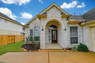 211 Elana Ln in Stafford, TX - Building Photo - Building Photo