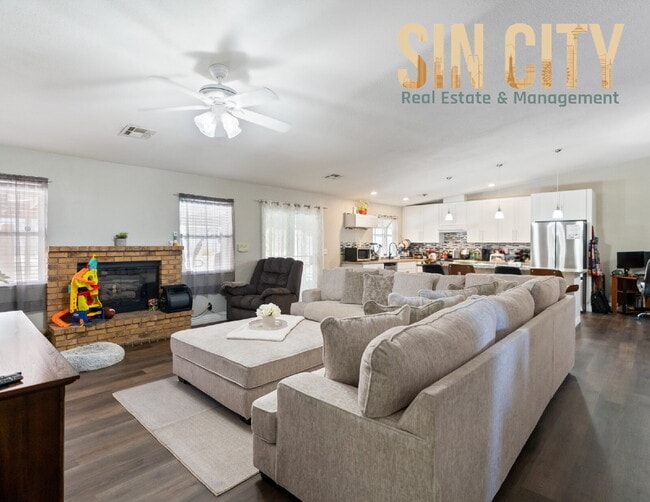 1800 N Torrey Pines Dr in Las Vegas, NV - Building Photo - Building Photo