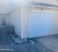 7630 Leafy Forest Way in Jacksonville, FL - Foto de edificio - Building Photo