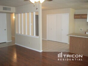 9215 Sophora Dr in Dallas, TX - Foto de edificio - Building Photo