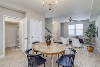 12404 S Parkwood Ln in Lee's Summit, MO - Building Photo - Building Photo