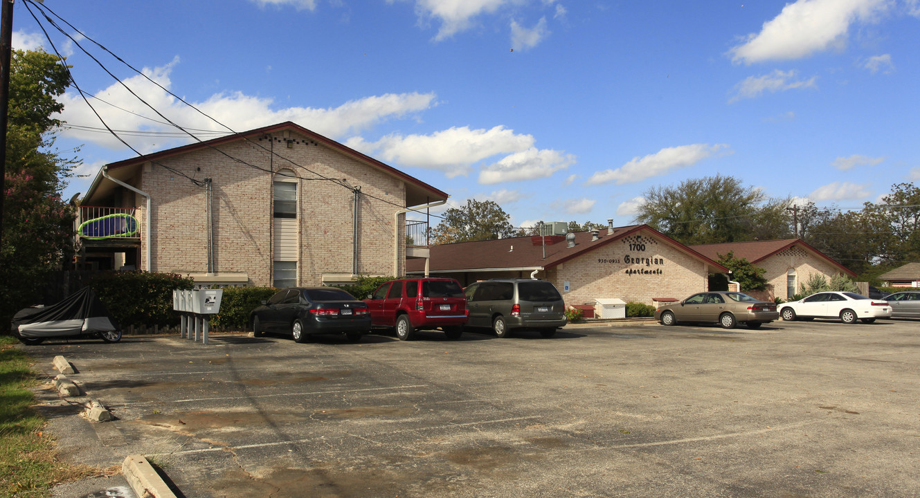 Olde Georgian Apartments in Georgetown, TX - Building Photo