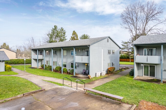 McCornack Place Apartments in Eugene, OR - Building Photo - Building Photo