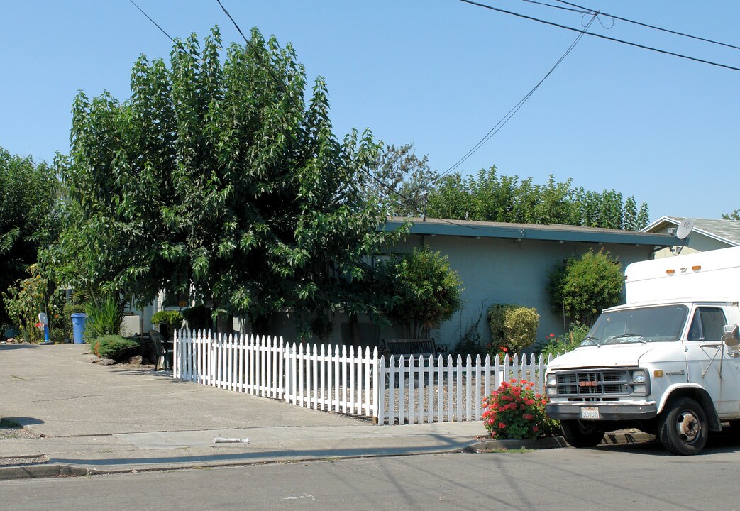 1269 Martha Way in Santa Rosa, CA - Foto de edificio