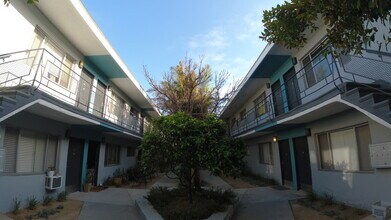 2727 Abbot Kinney Blvd in Venice, CA - Building Photo - Building Photo