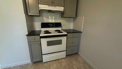 32 Gaston St in Easthampton, MA - Building Photo - Building Photo