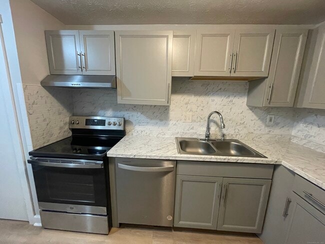 949 Pleasant Valley Rd in South Windsor, CT - Building Photo - Building Photo