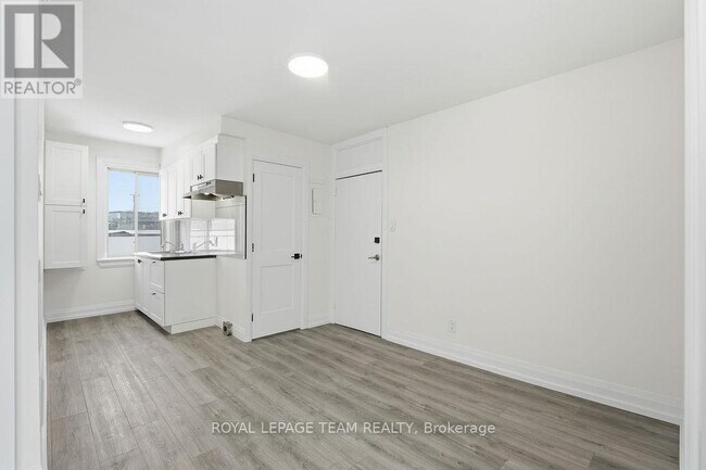 874 Clyde Ave N in Ottawa, ON - Building Photo - Building Photo