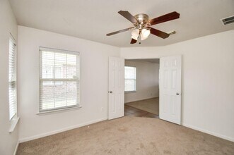 12818 Schiller Park Ln in Houston, TX - Foto de edificio - Building Photo