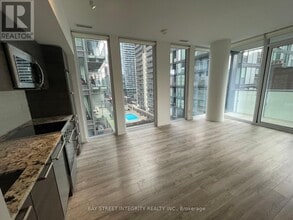 28 Wellesley St E in Toronto, ON - Building Photo - Building Photo