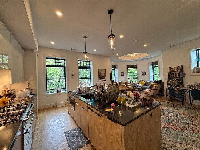 1 Strathmore Rd in Brookline, MA - Building Photo - Building Photo