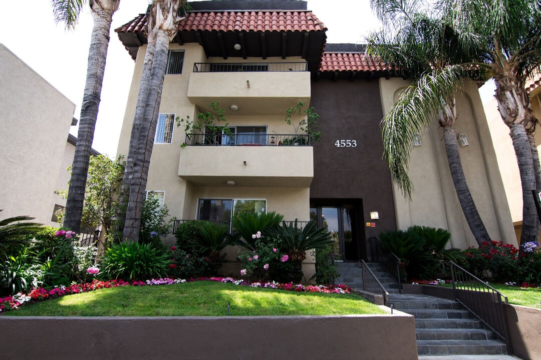 Willis Park South in Sherman Oaks, CA - Building Photo