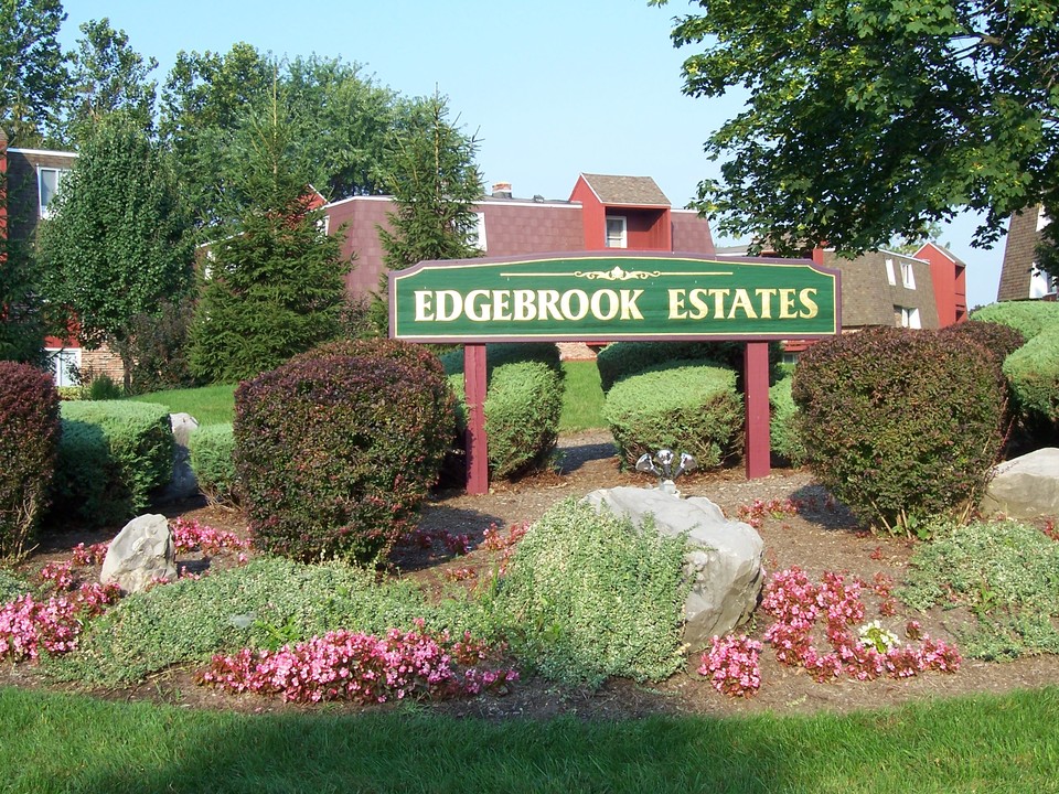 Edgebrook Estates in Cheektowaga, NY - Building Photo