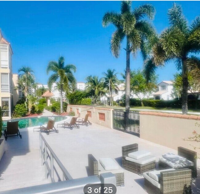 371 SW 8th St, Unit H2 in Boca Raton, FL - Building Photo - Building Photo