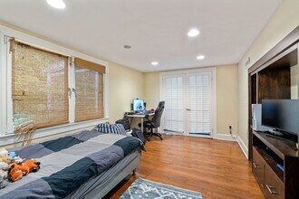 580 Dedham St, Unit 1 in Newton, MA - Building Photo - Building Photo