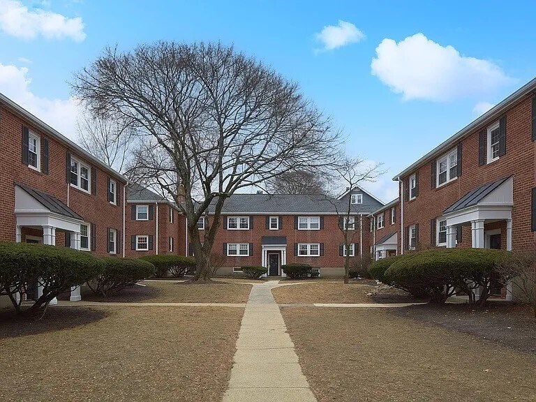 932 Massachusetts Ave in Arlington, MA - Building Photo