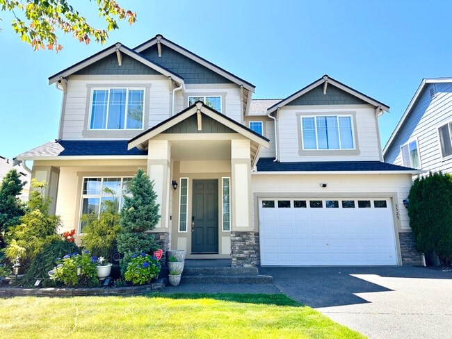 property at 3525 Lanyard Dr NE