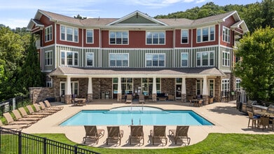 Retreat At Hunt Hill in Asheville, NC - Foto de edificio - Building Photo