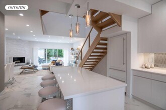 20 Hubbard Ln in Southampton, NY - Building Photo - Building Photo