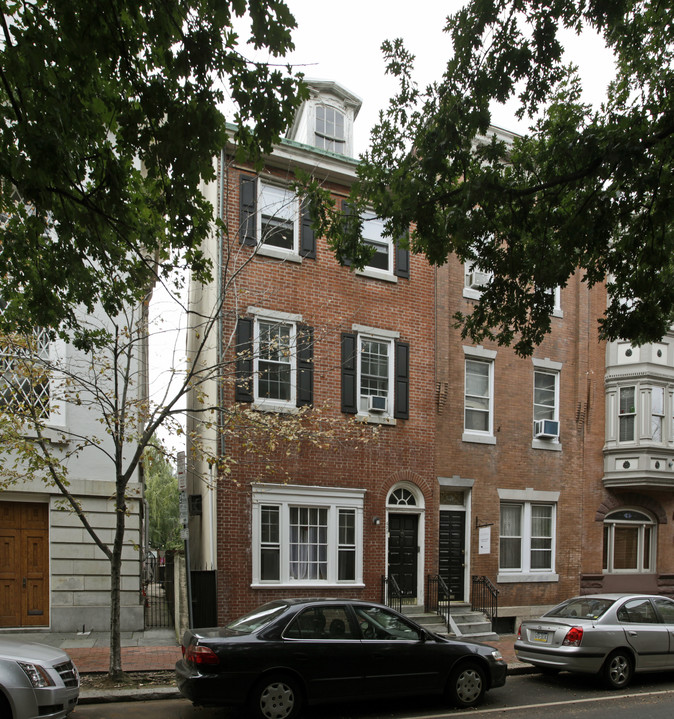 430 Spruce St in Philadelphia, PA - Building Photo