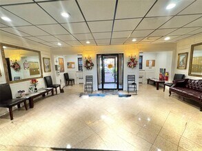 7 Bond St in Great Neck, NY - Building Photo - Building Photo