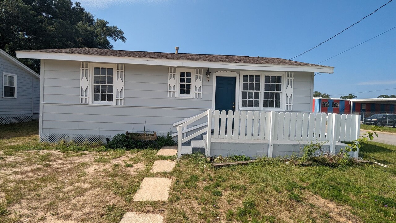 3313 Reymarde St in Pensacola, FL - Foto de edificio