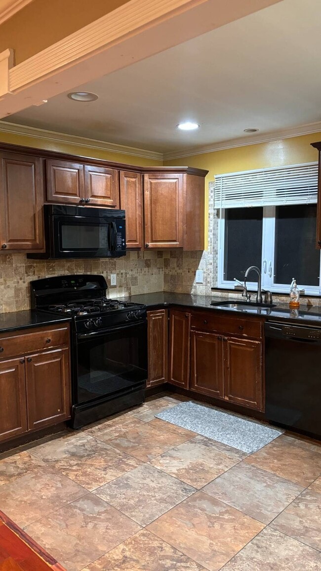 89 Cedar St in Hicksville, NY - Building Photo - Building Photo