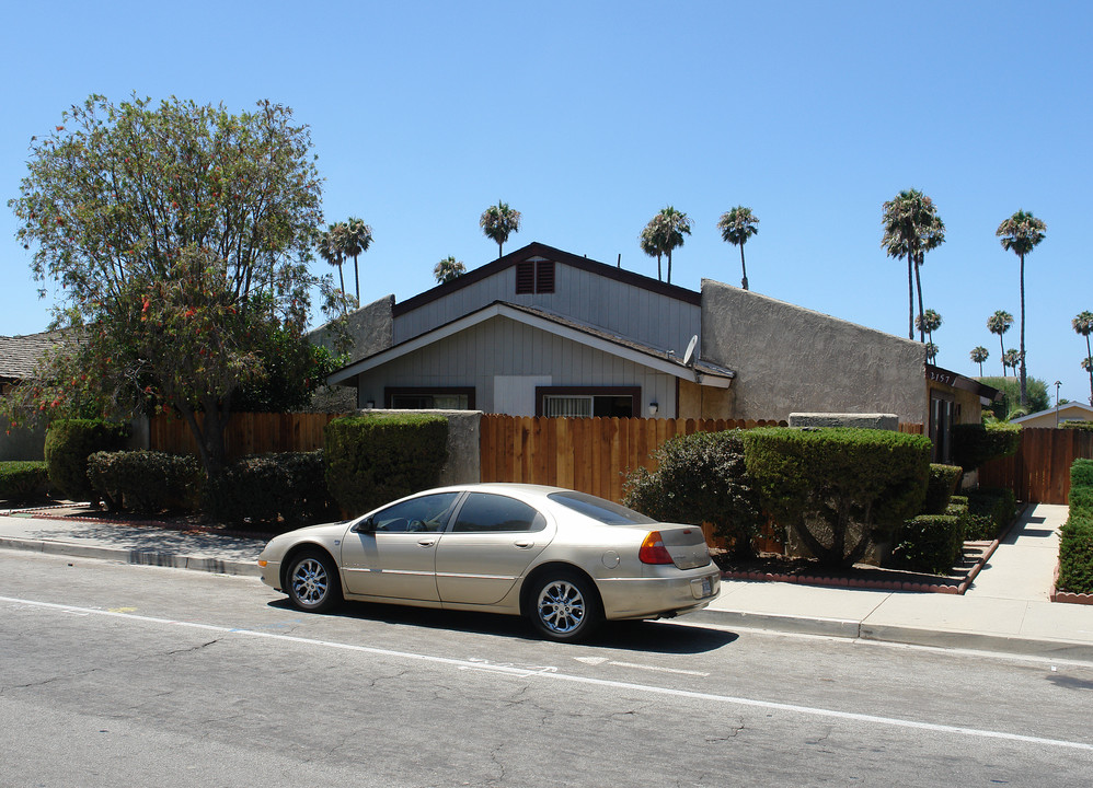 2155-2157 N Ventura Rd in Oxnard, CA - Building Photo