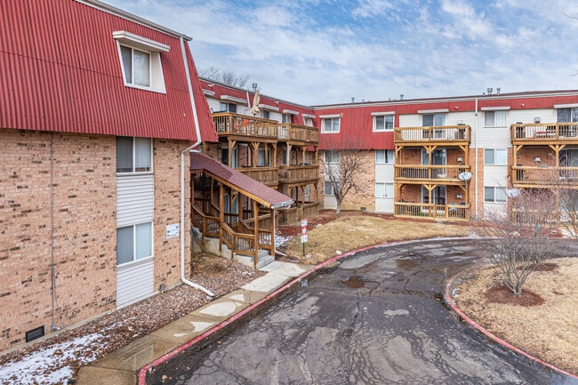 Linden Woods in Aurora, IL - Building Photo - Building Photo