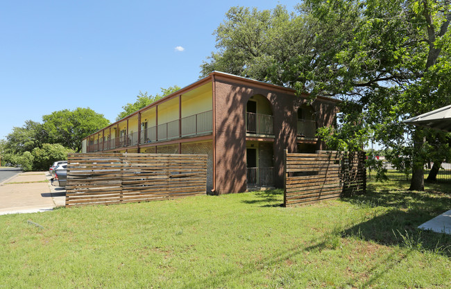 Studios On South 1st in Austin, TX - Foto de edificio - Building Photo