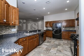 2524 Wheeler Groves Dr in Seffner, FL - Foto de edificio - Building Photo