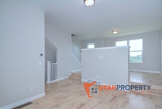 1030 W Painted Horse Ln in Bluffdale, UT - Foto de edificio - Building Photo