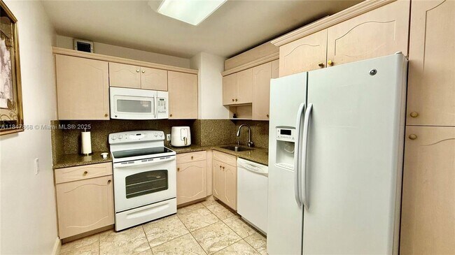 100 Bayview Dr in Sunny Isles Beach, FL - Building Photo - Building Photo
