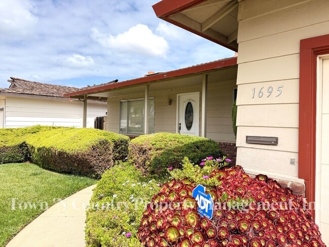 1695 Cupertino Way in Salinas, CA - Building Photo - Building Photo