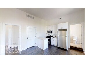 2362 N Clybourn Ave, Unit 2F in Chicago, IL - Building Photo - Building Photo