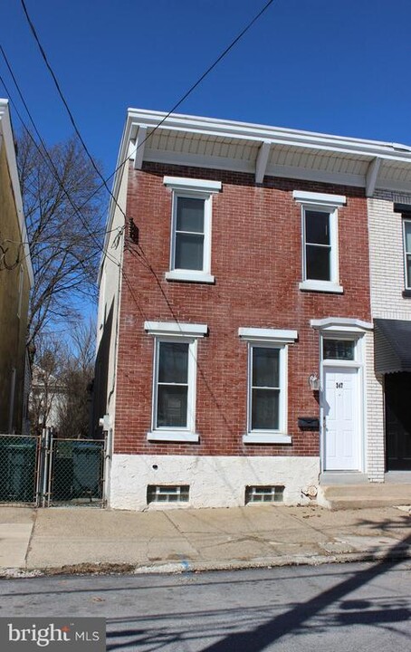 347 Hall St in Phoenixville, PA - Building Photo