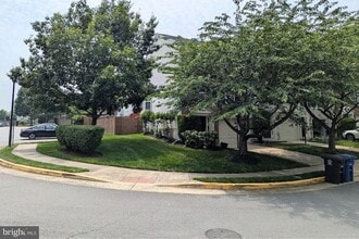 161 Shirley Square SE in Leesburg, VA - Building Photo - Building Photo
