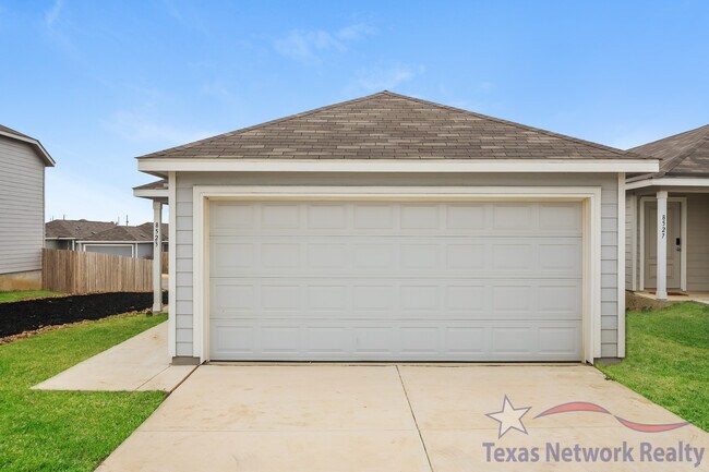 8523 Logan Sapphire in San Antonio, TX - Building Photo - Building Photo